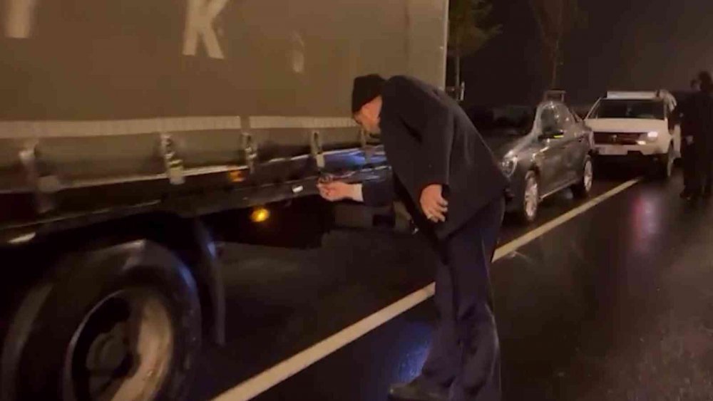 ERZURUM’DA TIR DORSESİNDE 56’SI ÇOCUK 133 KAÇAK GÖÇMEN YAKALANDI. YAPILAN İŞLEMLERİN ARDINDAN KAÇAK GÖÇMENLER GERİ GÖNDERME MERKEZİNE TESLİM EDİLDİ