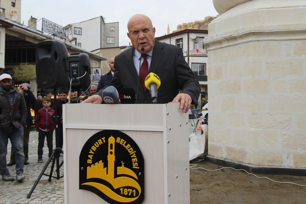 BAYBURT'UN EN ÖNEMLİ SİMGELERİNDEN TARİHİ SAAT KULESİ, BAYBURT BELEDİYESİ TARAFINDAN YAPILAN RESTORASYON ÇALIŞMALARININ TAMAMLANMASININ ARDINDAN GERÇEKLEŞTİRİLEN TÖRENLE YENİ YÜZÜYLE HİZMETE AÇILDI