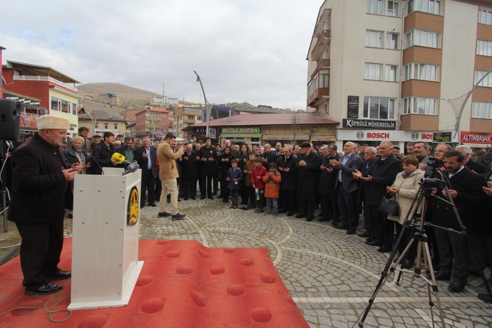 BAYBURT'UN EN ÖNEMLİ SİMGELERİNDEN TARİHİ SAAT KULESİ, BAYBURT BELEDİYESİ TARAFINDAN YAPILAN RESTORASYON ÇALIŞMALARININ TAMAMLANMASININ ARDINDAN GERÇEKLEŞTİRİLEN TÖRENLE YENİ YÜZÜYLE HİZMETE AÇILDI