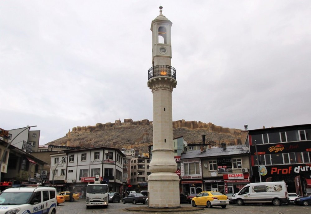 BAYBURT'UN EN ÖNEMLİ SİMGELERİNDEN TARİHİ SAAT KULESİ, BAYBURT BELEDİYESİ TARAFINDAN YAPILAN RESTORASYON ÇALIŞMALARININ TAMAMLANMASININ ARDINDAN GERÇEKLEŞTİRİLEN TÖRENLE YENİ YÜZÜYLE HİZMETE AÇILDI