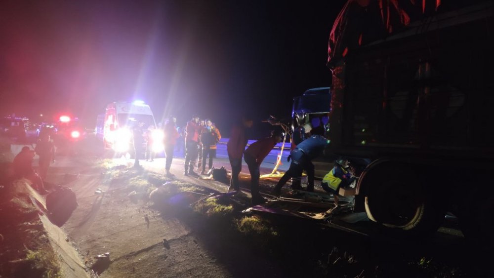 AMASYA'DA TİYATRO OYUNCULARINI TAŞIYAN MİNİBÜSÜN TIRA ÇARPTIĞI FECİ KAZADA MİNİBÜSTE BULUNAN 3 KİŞİ ÖLDÜ, 8 KİŞİ YARALANDI