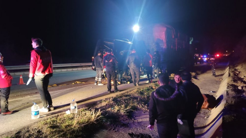 AMASYA'DA TİYATRO OYUNCULARINI TAŞIYAN MİNİBÜSÜN TIRA ÇARPTIĞI FECİ KAZADA MİNİBÜSTE BULUNAN 3 KİŞİ ÖLDÜ, 8 KİŞİ YARALANDI