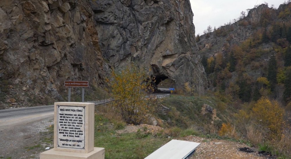 GİRESUN'U ŞEBİNKARAHİSAR, ALUCRA, ÇAMOLUK İLÇELERİYLE İÇ ANADOLU'YA BAĞLAYAN İŞÇİ VE KÖYLÜLERİN, MURÇ VE ÇEKİÇ KULLANILARAK BEDEN GÜCÜYLE YAPILAN 35 METRELİK HALİL RİFAT PAŞA TÜNELİ İLGİNÇ HİKAYESİYLE DİKKAT ÇEKİYOR