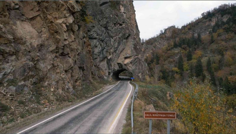 GİRESUN'U ŞEBİNKARAHİSAR, ALUCRA, ÇAMOLUK İLÇELERİYLE İÇ ANADOLU'YA BAĞLAYAN İŞÇİ VE KÖYLÜLERİN, MURÇ VE ÇEKİÇ KULLANILARAK BEDEN GÜCÜYLE YAPILAN 35 METRELİK HALİL RİFAT PAŞA TÜNELİ İLGİNÇ HİKAYESİYLE DİKKAT ÇEKİYOR