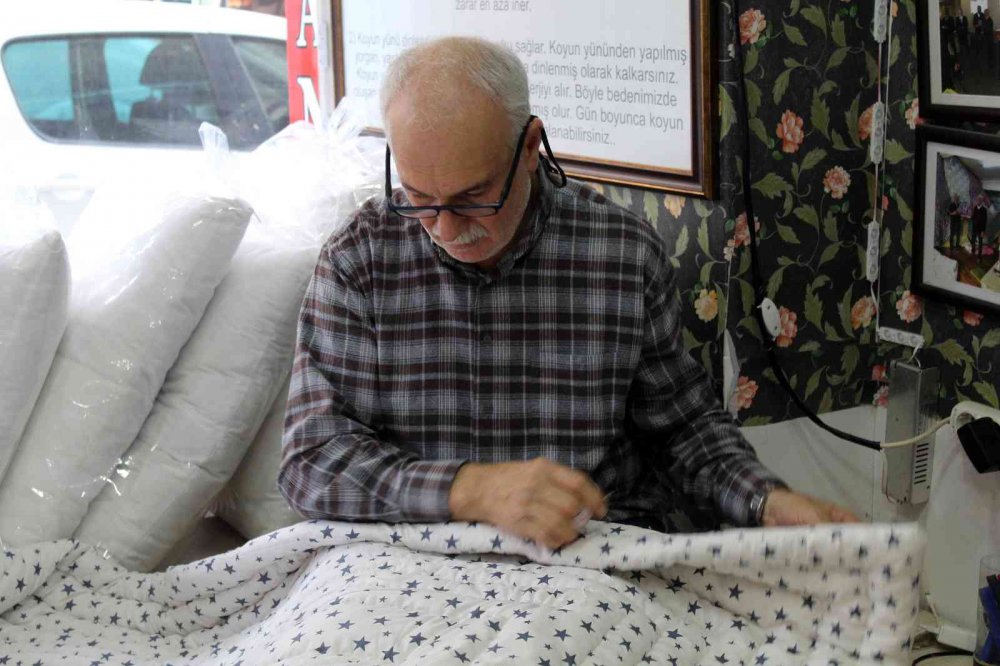 SİNOP'TA YAŞAYAN 67 YAŞINDAKİ YORGAN USTASI ALAADDİN KARAAHMETOĞLU , ÇOCUKLUK DÖNEMİNDE ÇIRAKLIK YAPARAK ÖĞRENDİĞİ YORGANCILIK MESLEĞİNİ YAKLAŞIK 50 YILDIR SÜRDÜRÜYOR