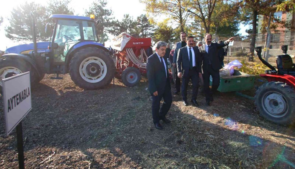 AMASYA'DA EN VERİMLİ YERLİ VE MİLLİ SERTİFİKALI BUĞDAY TÜRÜNÜN BELİRLENMESİ İÇİN AMASYA VALİLİĞİ TARAFINDAN ÇALIŞMA BAŞLATILDI. GELDİNGEN OVASI'NDA TARIM ALANINDA EĞİTİM VEREN BİR LİSEYE AİT ARAZİDE YERLİ VE MİLLİ 50 ÇEŞİT B