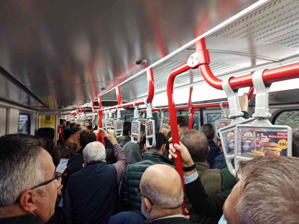 SAMSUN'DA TOPLU TAŞIMA SEFERİ YAPAN TRAMVAY, VİYADÜK YOKUŞUNU ÇIKAMADI. TRENDEN İNEN VATMAN, YOLCU DOLU ARACI İKİ İSTASYON GERİ GÖTÜRDÜ