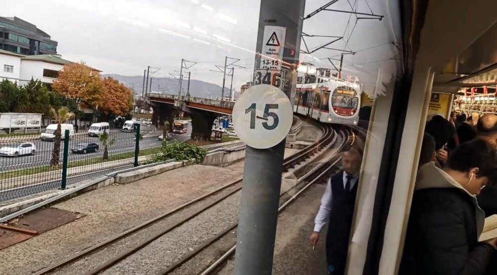 SAMSUN'DA TOPLU TAŞIMA SEFERİ YAPAN TRAMVAY, VİYADÜK YOKUŞUNU ÇIKAMADI. TRENDEN İNEN VATMAN, YOLCU DOLU ARACI İKİ İSTASYON GERİ GÖTÜRDÜ
