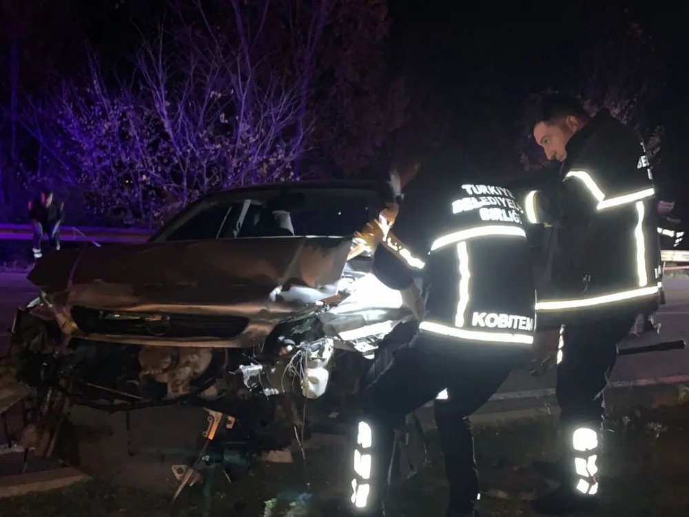 TOKAT'IN ERBAA İLÇESİNDE OTOMOBİLİN REFÜJE ÇARPMASI SONUCU MEYDANA GELEN KAZADA YOLA SAVRULAN UMUT ÇAKMAK ÖLÜRKEN , 1 KİŞİ YARALANDI