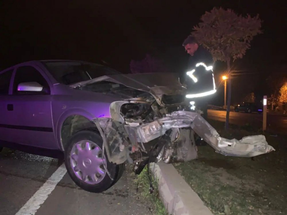 TOKAT'IN ERBAA İLÇESİNDE OTOMOBİLİN REFÜJE ÇARPMASI SONUCU MEYDANA GELEN KAZADA YOLA SAVRULAN UMUT ÇAKMAK ÖLÜRKEN , 1 KİŞİ YARALANDI