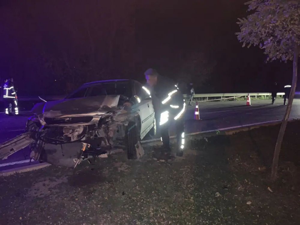 TOKAT'IN ERBAA İLÇESİNDE OTOMOBİLİN REFÜJE ÇARPMASI SONUCU MEYDANA GELEN KAZADA YOLA SAVRULAN UMUT ÇAKMAK ÖLÜRKEN , 1 KİŞİ YARALANDI