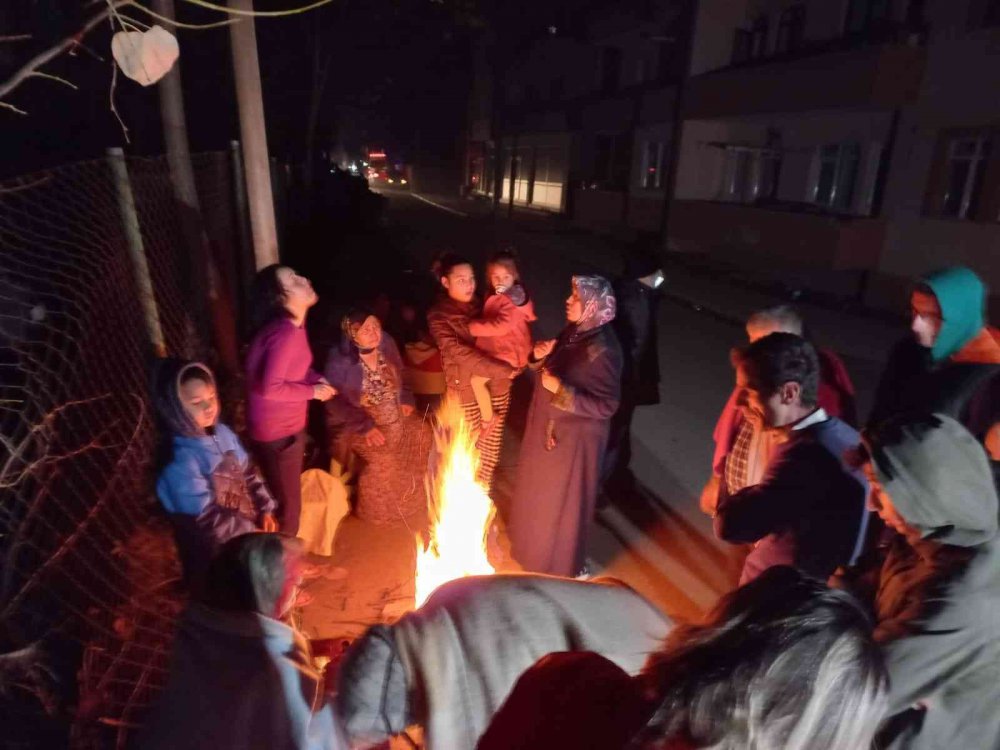 DÜZCE'DEKİ  DEPREM SONRASINDA VATANDAŞLAR SOKAĞA ÇIKTI, ISINMAK İÇİN ATEŞ YAKTI