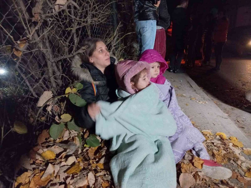 DÜZCE'DEKİ  DEPREM SONRASINDA VATANDAŞLAR SOKAĞA ÇIKTI, ISINMAK İÇİN ATEŞ YAKTI
