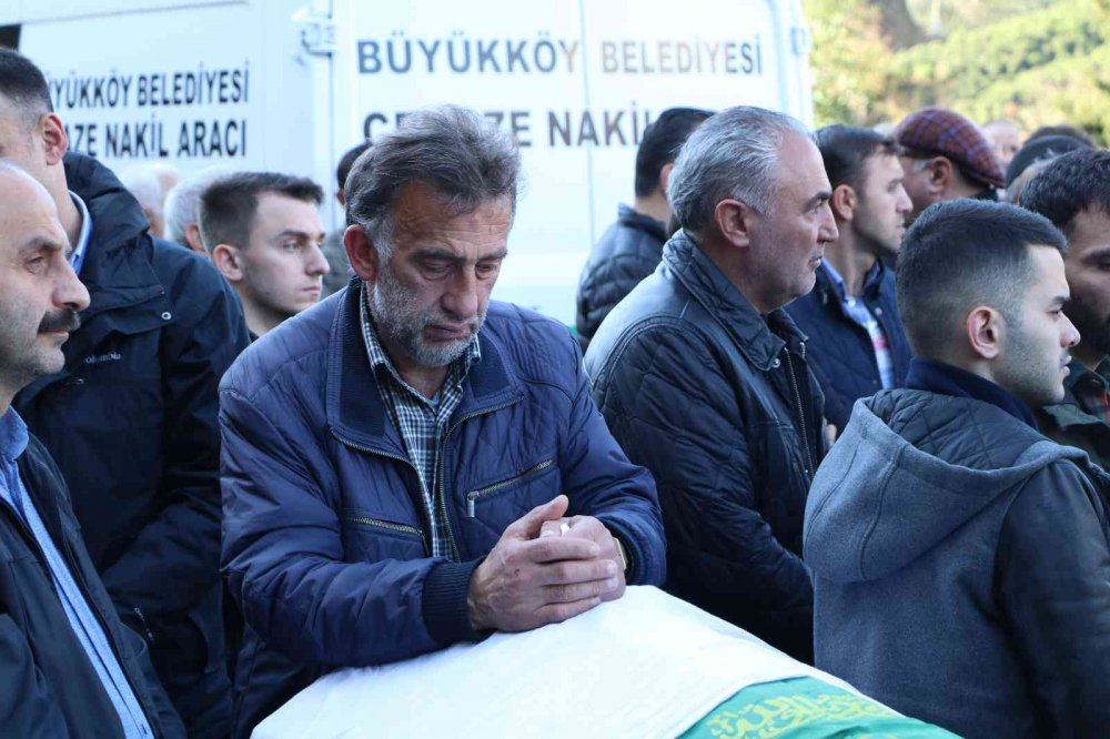 RİZE'DEN İSTANBUL'A GİDERKEN KUZEY MARMARA OTOYOLU KOCAELİ GEÇİŞİNDE MEYDANA GELEN KAZA SONUCU HAYATINI KAYBEDEN MUSTAFA DEMİR VE AİLESİ GÖZYAŞLARI İÇERİSİNDE SON YOLCULUĞUNA UĞURLANDI