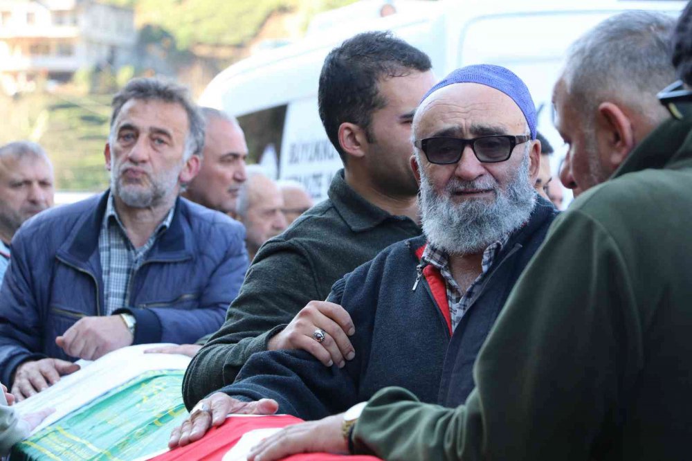 RİZE'DEN İSTANBUL'A GİDERKEN KUZEY MARMARA OTOYOLU KOCAELİ GEÇİŞİNDE MEYDANA GELEN KAZA SONUCU HAYATINI KAYBEDEN MUSTAFA DEMİR VE AİLESİ GÖZYAŞLARI İÇERİSİNDE SON YOLCULUĞUNA UĞURLANDI