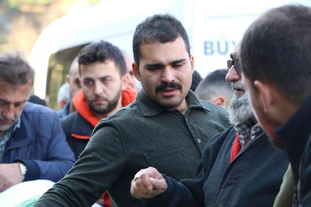 RİZE'DEN İSTANBUL'A GİDERKEN KUZEY MARMARA OTOYOLU KOCAELİ GEÇİŞİNDE MEYDANA GELEN KAZA SONUCU HAYATINI KAYBEDEN MUSTAFA DEMİR VE AİLESİ GÖZYAŞLARI İÇERİSİNDE SON YOLCULUĞUNA UĞURLANDI