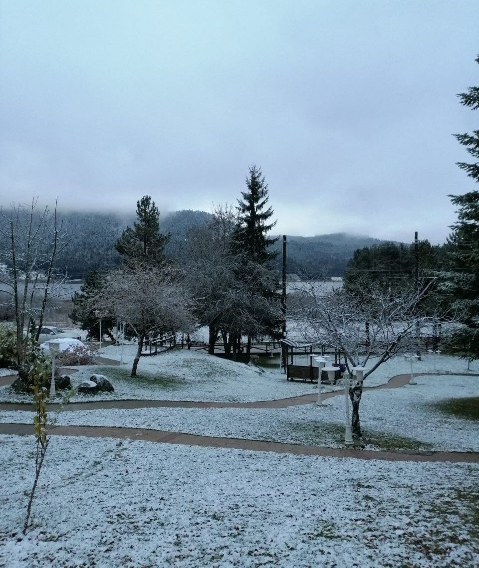 BOLU'NUN MUDURNU İLÇESİNE BAĞLI ABANT'TA MEVSİMİN İLK KARI GECE YAĞMAYA BAŞLADI. MUHTEŞEM DOĞASIYLA BÜYÜLEYEN ABANT'TA YEŞİL ALANLAR BEYAZ ÖRTÜYLE KAPLANDI