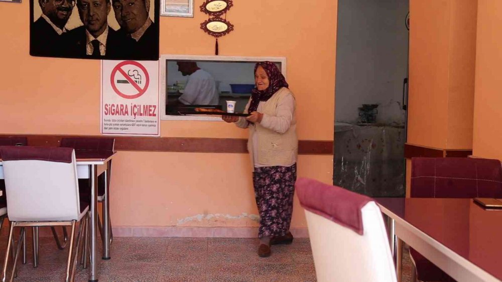 GÜMÜŞHANE'NİN KÜRTÜN İLÇESİNE BAĞLI ÖZKÜRTÜN BELDESİNDE 66 YAŞINDAKİ MEHMET VE HATİCE YILMAZ ÇİFTİ 37 SENEDİR BİRLİKTE PİDE SALONU İŞLETİYOR