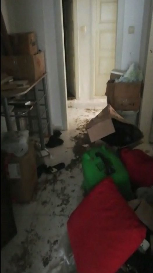 SAKARYA'NIN KARASU İLÇESİNDE EVLERİNİ KİRAYA VEREN NİHAT ARSLAN VE EŞİ, ALTI AYDIR KİRA ALAMADIĞI EVİNE GİRDİĞİNDE BÜYÜK ŞOK YAŞADI. EVİN ADETA ÇÖP EVE DÖNÜŞTÜĞÜNÜ VE İÇERİSİNİN KEDİLERLE DOLU OLDUĞUNU GÖRDÜ VE ŞOK YAŞADI