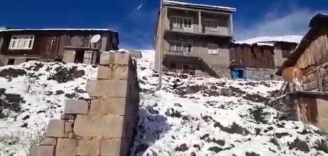 RİZE'DE DÜN İTİBARİYLE SOĞUL HAVA HAKİM OLMAYA BAŞLADI. RİZE’NİN YÜKSEK KESİMLERİ BEYAZA BÜRÜNDÜ