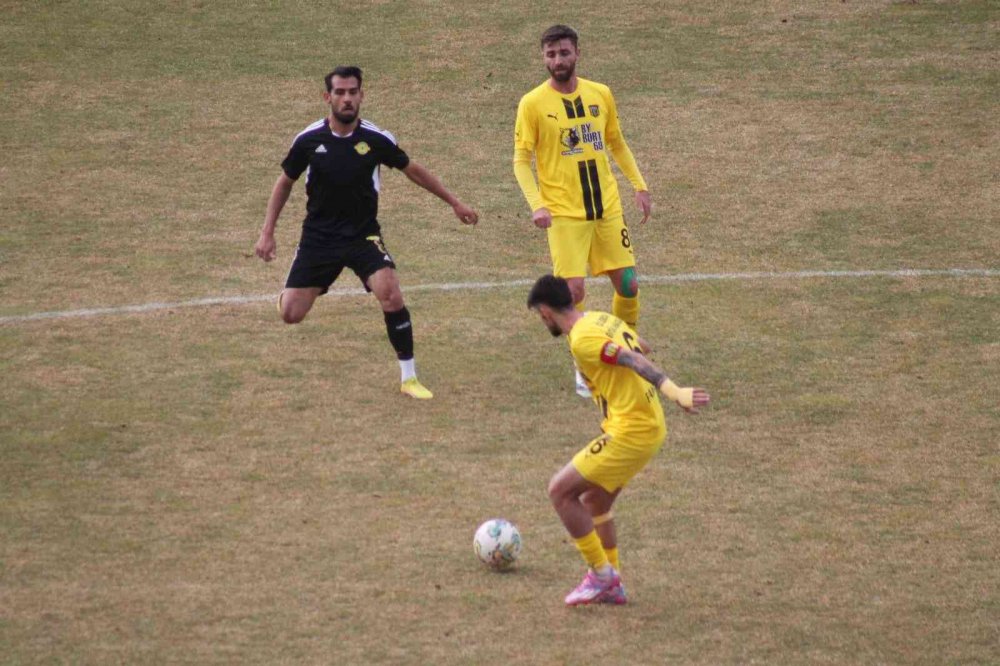 TFF 2. LİG BEYAZ GRUPTA MÜCADELE EDEN BAYBURT ÖZEL İDARE SPOR , LİGİN 16'INCI HAFTASDA ESENLER EROKSPOR'A 7 - 0 MAĞLUP OLDU