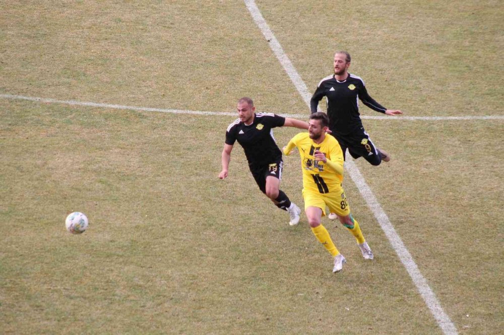 TFF 2. LİG BEYAZ GRUPTA MÜCADELE EDEN BAYBURT ÖZEL İDARE SPOR , LİGİN 16'INCI HAFTASDA ESENLER EROKSPOR'A 7 - 0 MAĞLUP OLDU