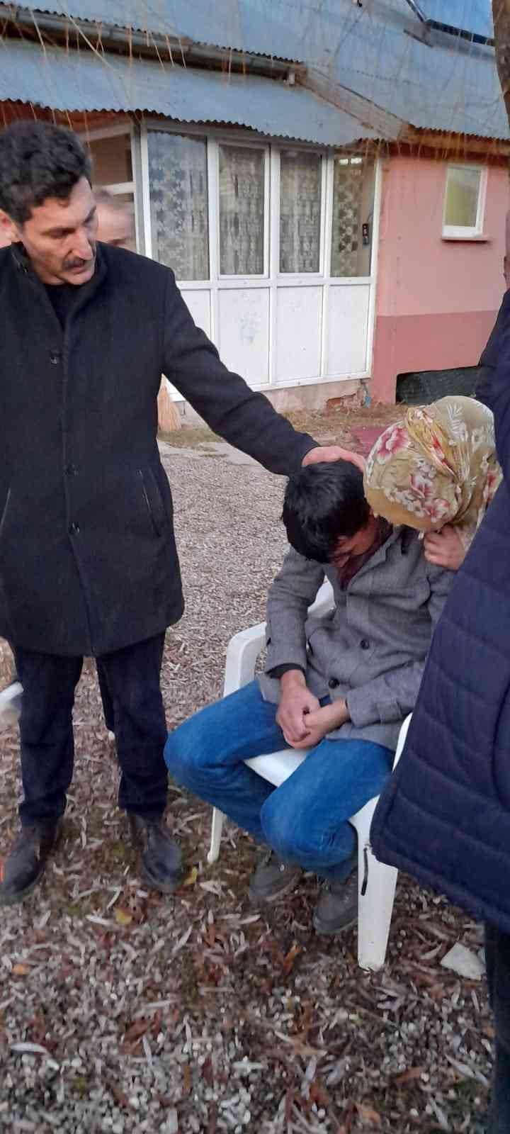 BAYBURT'UN ÇİÇEKLİ KÖYÜNDE 2 GÜNDÜR KAYIP OLARAK ARANAN 17 YAŞINDAKİ  A.D , EVLERİNİN YAKININDAKİ SAMANLIKTA AFAD VE JANDARMA EKİPLERİNCE BULUNDU