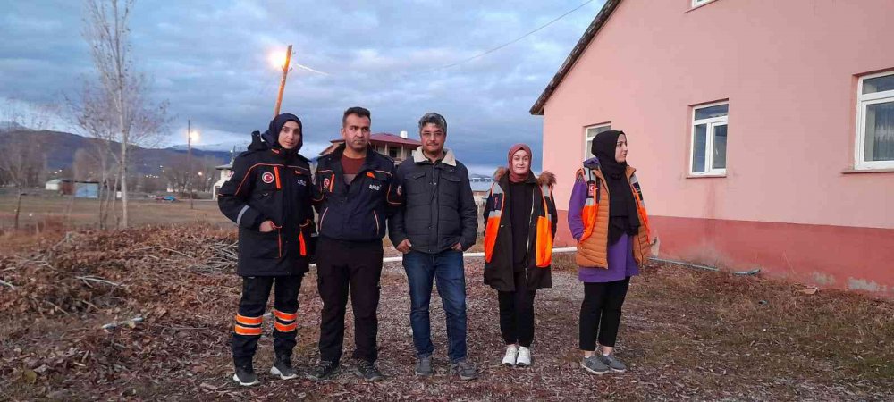 BAYBURT'UN ÇİÇEKLİ KÖYÜNDE 2 GÜNDÜR KAYIP OLARAK ARANAN 17 YAŞINDAKİ  A.D , EVLERİNİN YAKININDAKİ SAMANLIKTA AFAD VE JANDARMA EKİPLERİNCE BULUNDU