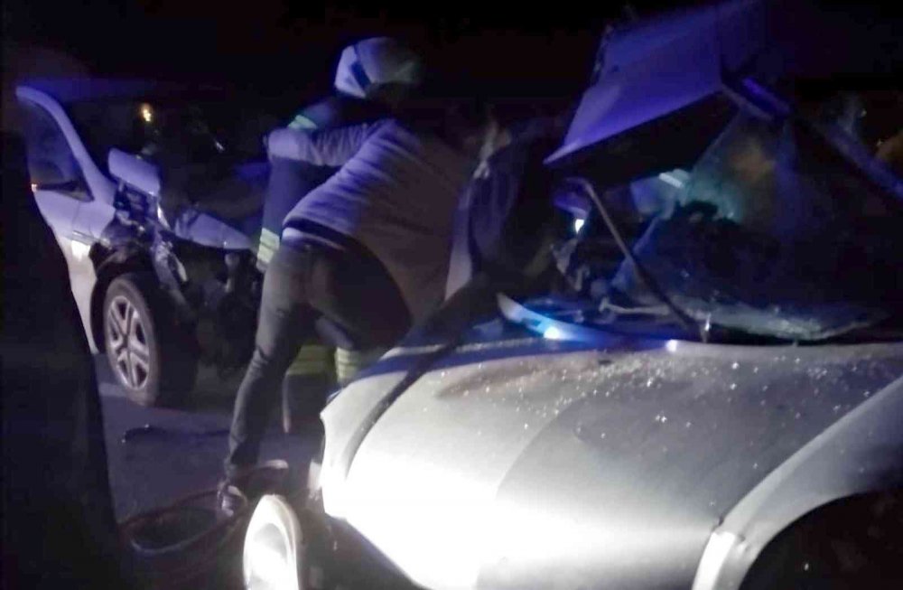 SAMSUN'DA OTOMOBİL İLE HAFİF TİCARİ ARACIN ÇARPIŞTIĞI KAZADA 2 KİŞİ HAYATINI KAYBETTİ, 5 KİŞİ YARALANDI