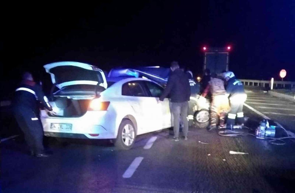 SAMSUN'DA OTOMOBİL İLE HAFİF TİCARİ ARACIN ÇARPIŞTIĞI KAZADA 2 KİŞİ HAYATINI KAYBETTİ, 5 KİŞİ YARALANDI