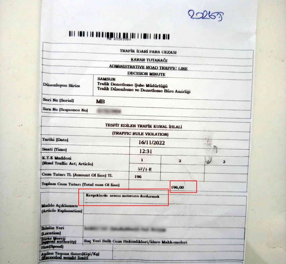 SAMSUN'DA START-STOP ÖZELLİKLİ ARABASI TRAFİK IŞIKLARINDA STOP EDEN BİR VATANDAŞA FAHRİ TRAFİK MÜFETTİŞİ TARAFINDAN CEZA KESİLDİ. BU DURUM FAHRİ TRAFİK POLİSLERİNİN İYİ BİR EĞİTİMDEN GEÇMELERİNİ ÖN PLANA ÇIKARTTI