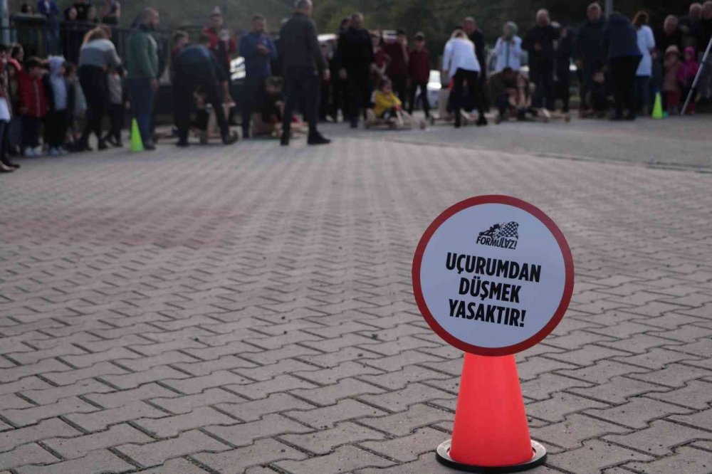 RİZE'DE TAHTA ARABALARLA BU KEZ ÇOCUKLARI YARIŞTI