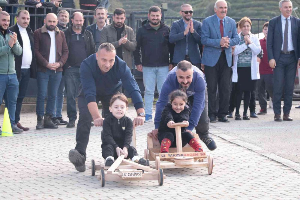 RİZE'DE TAHTA ARABALARLA BU KEZ ÇOCUKLARI YARIŞTI