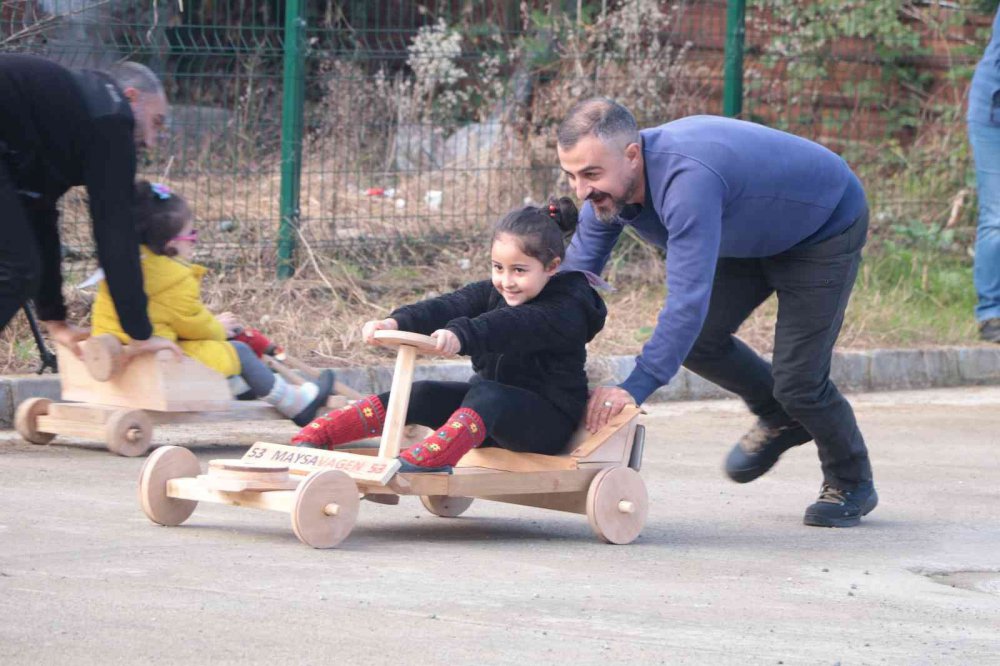RİZE'DE TAHTA ARABALARLA BU KEZ ÇOCUKLARI YARIŞTI
