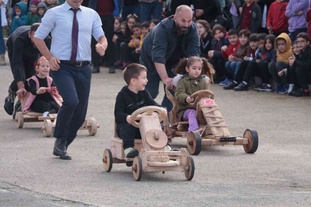 RİZE'DE TAHTA ARABALARLA BU KEZ ÇOCUKLARI YARIŞTI