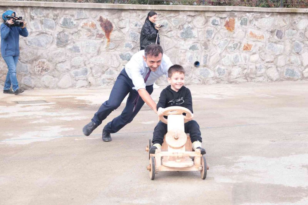 RİZE'DE TAHTA ARABALARLA BU KEZ ÇOCUKLARI YARIŞTI