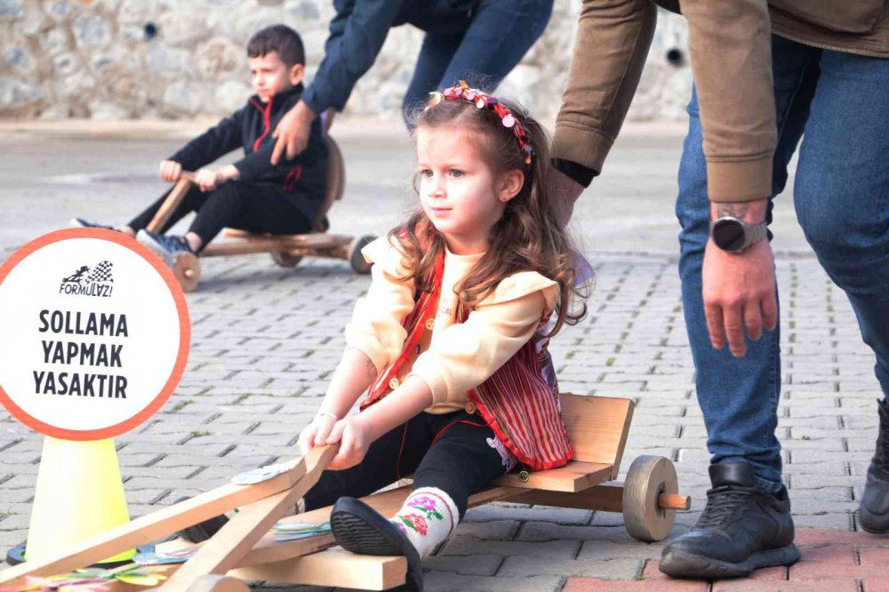 RİZE'DE TAHTA ARABALARLA BU KEZ ÇOCUKLARI YARIŞTI