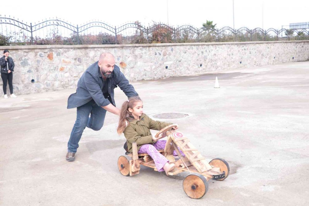RİZE'DE TAHTA ARABALARLA BU KEZ ÇOCUKLARI YARIŞTI