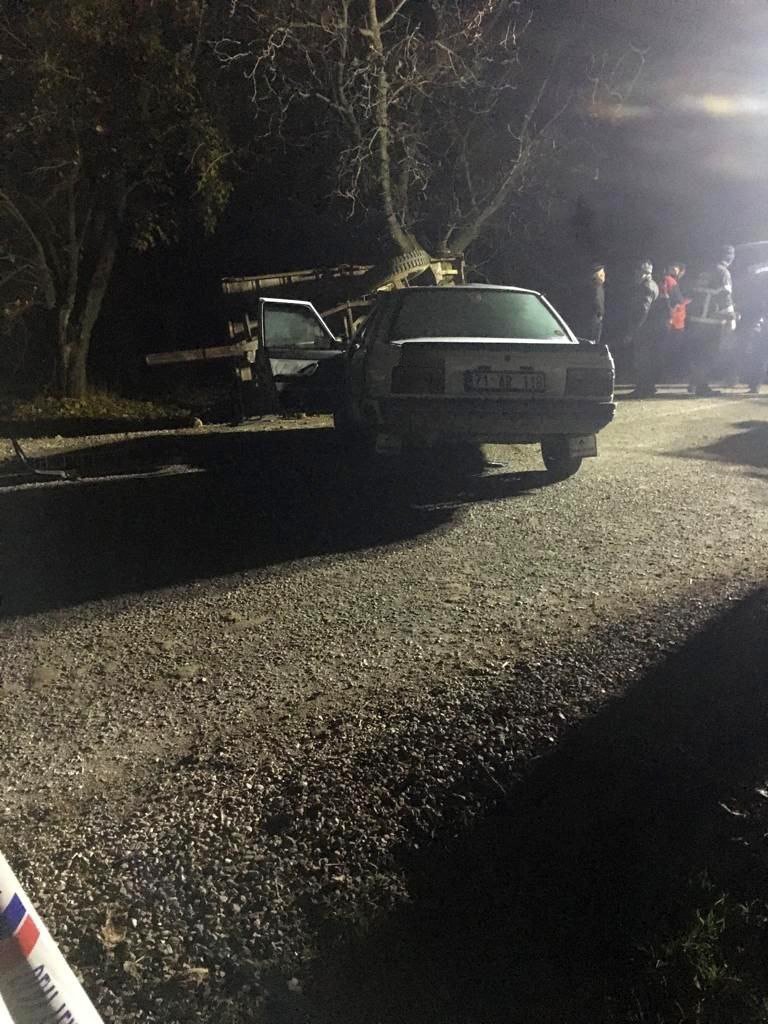 ÇORUM'U MECİTÖZÜ İLÇESİNDE YOĞUN SİS SEBEBİYLE OTOMOBİLİN, ŞEKER PANCARI YÜKLÜ TRAKTÖRE ARKADAN ÇARPMASI NETİCESİNDE 1 KİŞİ HAYATINI KAYBETTİ, 1 KİŞİ YARALANDI