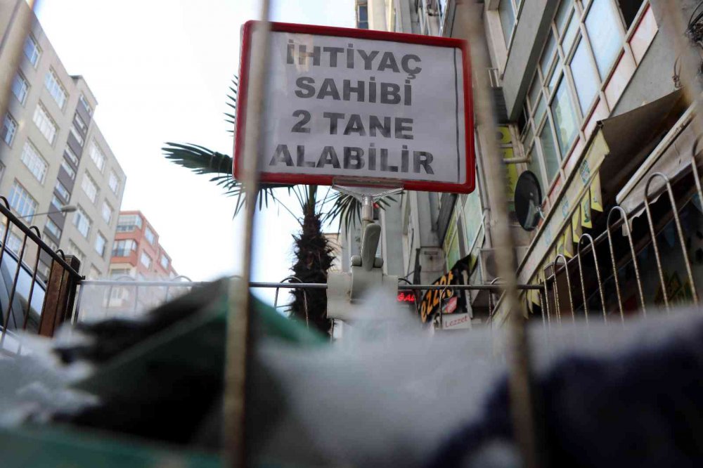 SAMSUN İLKADIM İLÇESİNDE BİR ESNAFIN İHTİYAÇ SAHİPLERİNE 2 ÇİFT ÇORABI ÜCRETSİZ VERMESİ, HERKESİN TAKDİRİNİ KAZANDI