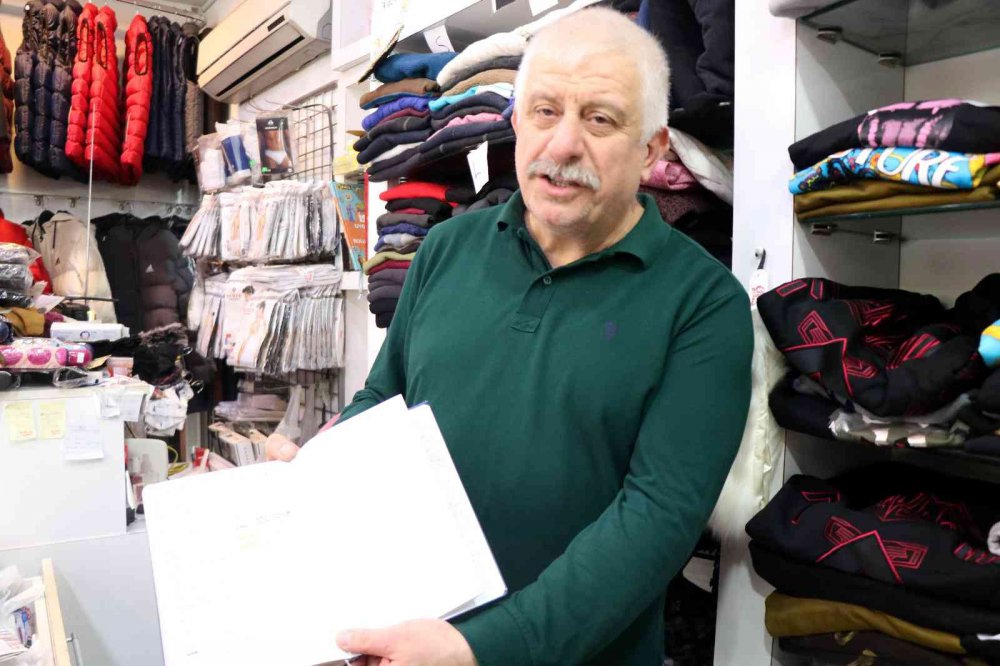 SAMSUN İLKADIM İLÇESİNDE BİR ESNAFIN İHTİYAÇ SAHİPLERİNE 2 ÇİFT ÇORABI ÜCRETSİZ VERMESİ, HERKESİN TAKDİRİNİ KAZANDI