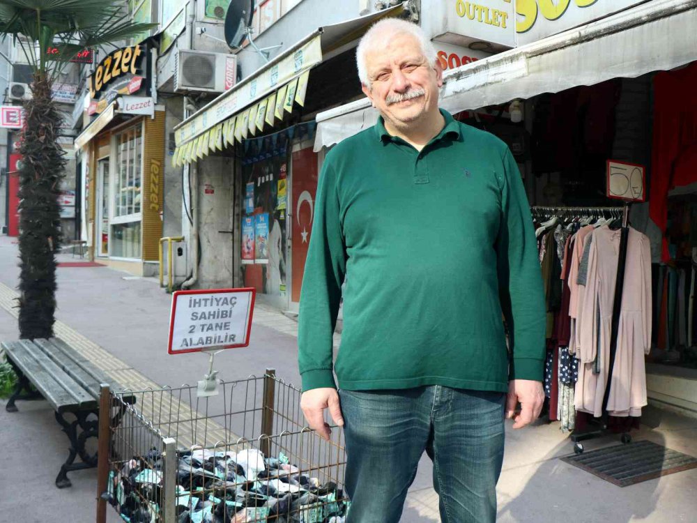 SAMSUN İLKADIM İLÇESİNDE BİR ESNAFIN İHTİYAÇ SAHİPLERİNE 2 ÇİFT ÇORABI ÜCRETSİZ VERMESİ, HERKESİN TAKDİRİNİ KAZANDI