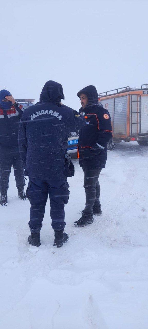 BAYBURT'TA ARACI KARA SAPLANAN VATANDAŞ MAHSUR KALDIĞI YAYLADA, İL ÖZEL İDARESİ, AFAD VE JANDARMA EKİPLERİNCE KURTARILDI