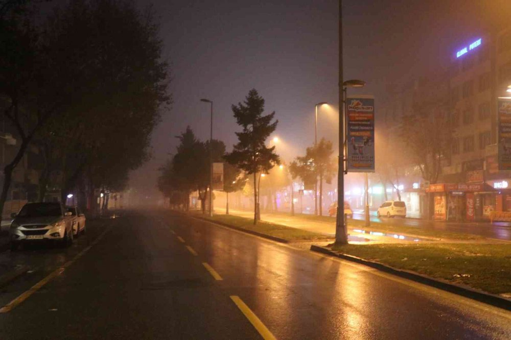 SAKARYA İL GENELİNDE ETKİLİ OLAN YAĞIŞ SONRASINDA GECE SAATLERİNDE OLUŞAN SİS, GÖRÜŞ MESAFESİNİ YAKLAŞIK 5 METREYE KADAR DÜŞÜRDÜ