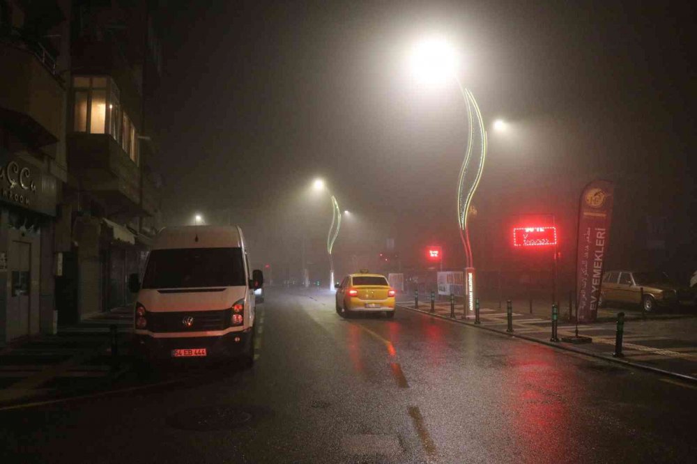 SAKARYA İL GENELİNDE ETKİLİ OLAN YAĞIŞ SONRASINDA GECE SAATLERİNDE OLUŞAN SİS, GÖRÜŞ MESAFESİNİ YAKLAŞIK 5 METREYE KADAR DÜŞÜRDÜ
