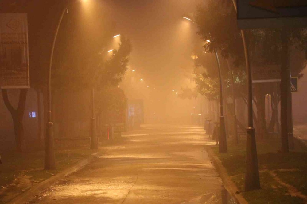 SAKARYA İL GENELİNDE ETKİLİ OLAN YAĞIŞ SONRASINDA GECE SAATLERİNDE OLUŞAN SİS, GÖRÜŞ MESAFESİNİ YAKLAŞIK 5 METREYE KADAR DÜŞÜRDÜ