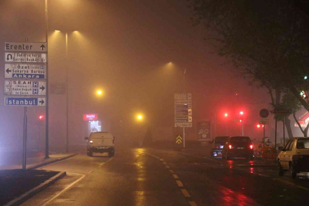 SAKARYA İL GENELİNDE ETKİLİ OLAN YAĞIŞ SONRASINDA GECE SAATLERİNDE OLUŞAN SİS, GÖRÜŞ MESAFESİNİ YAKLAŞIK 5 METREYE KADAR DÜŞÜRDÜ