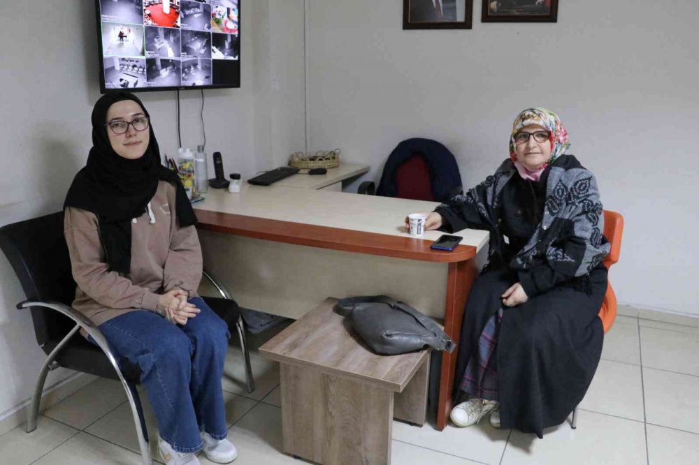 AMASYA'NIN TAŞOVA İLÇESİNDE İŞİTME ENGELLİ ANNE VE BABANIN ÇOCUĞU OLARAK DÜNYAYA GELEN ESMA ÜNAL, "ANA DİLİ" OLARAK TANIMLADIĞI İŞARET DİLİNİ MESLEK HAYATINA TAŞIDI