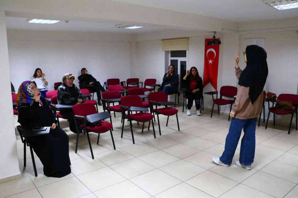 AMASYA'NIN TAŞOVA İLÇESİNDE İŞİTME ENGELLİ ANNE VE BABANIN ÇOCUĞU OLARAK DÜNYAYA GELEN ESMA ÜNAL, "ANA DİLİ" OLARAK TANIMLADIĞI İŞARET DİLİNİ MESLEK HAYATINA TAŞIDI