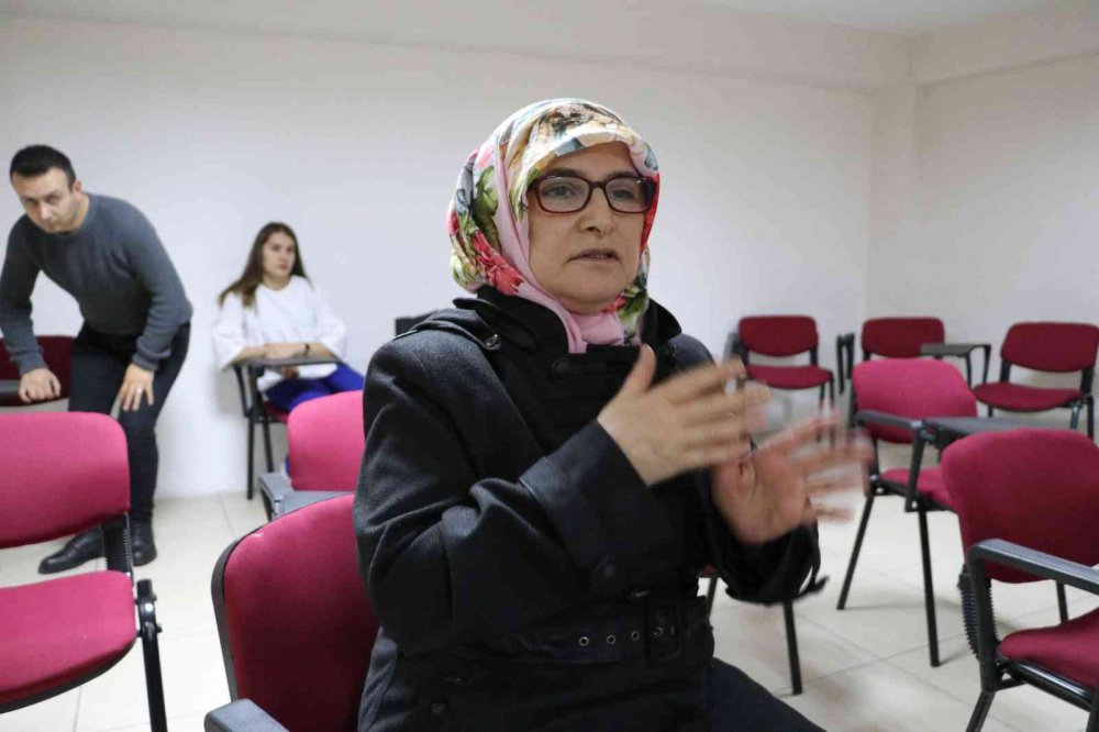 AMASYA'NIN TAŞOVA İLÇESİNDE İŞİTME ENGELLİ ANNE VE BABANIN ÇOCUĞU OLARAK DÜNYAYA GELEN ESMA ÜNAL, "ANA DİLİ" OLARAK TANIMLADIĞI İŞARET DİLİNİ MESLEK HAYATINA TAŞIDI